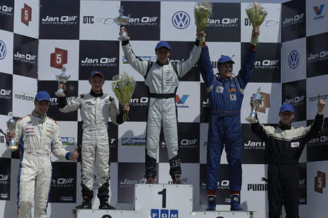 To gange stod Christian Markussen øverst på podiet på FDM Jyllandsringen efter en sejr i Formel Ford. Her hyldes han for sejren i heat to foran Johan Jokinen og Aki Sandberg. Weekendens to Zetec Cup-vindere Mirza Lovic og Søren Zylauv flankerer trioen.